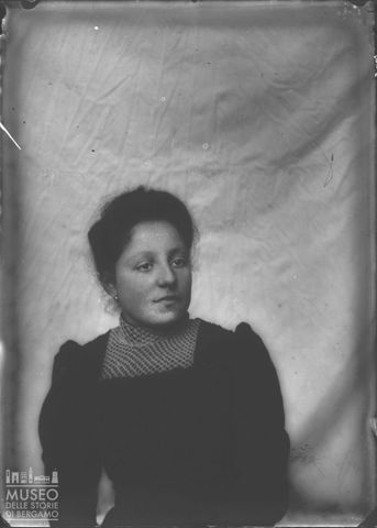 Averara. Ritratto di donna