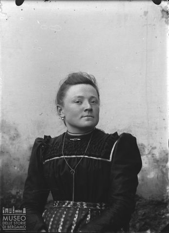 Averara. Ritratto di donna