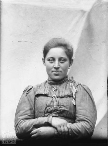 Averara. Ritratto di donna