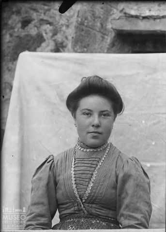 Averara. Ritratto di donna