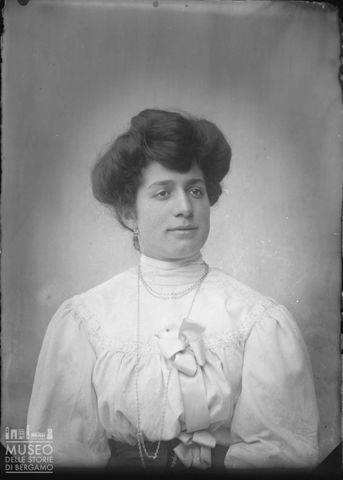Piazza Brembana. Ritratto di donna