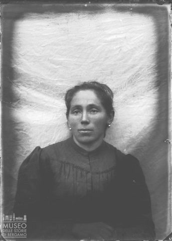 Averara. Ritratto di donna