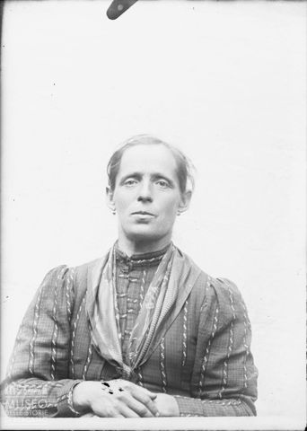 Averara. Ritratto di donna