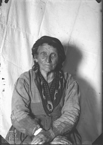 Averara. Ritratto di donna