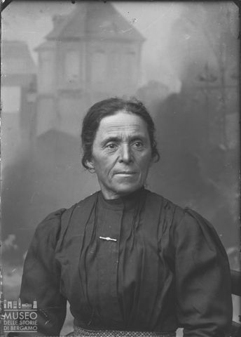 Piazza Brembana. Ritratto di donna