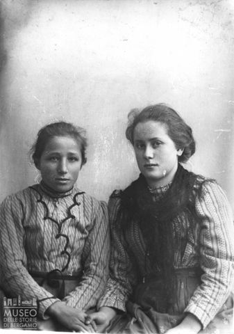 Val Brembana. Ritratto di due donne