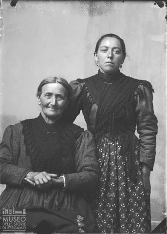Val Brembana. Ritratto di due donne
