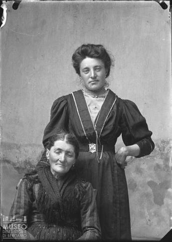 Piazza Brembana. Ritratto di due donne
