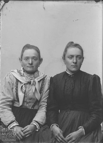 Val Brembana. Ritratto di due donne