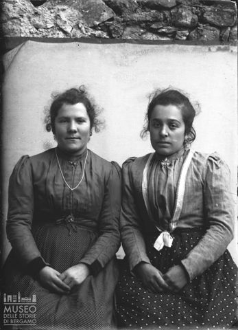 Val Brembana. Ritratto di due donne