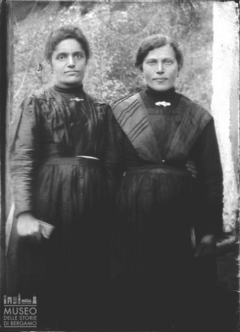 Val Brembana. Ritratto di due donne
