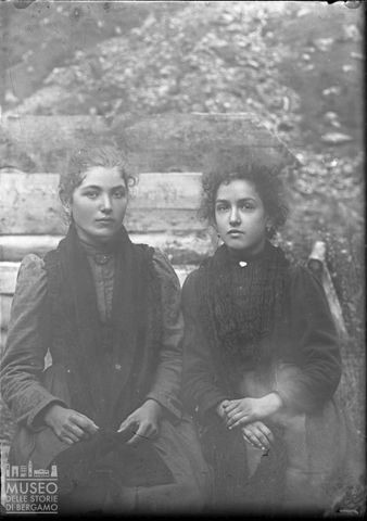 Val Brembana. Ritratto di due donne