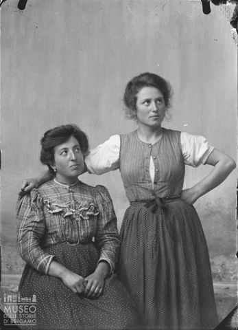 Piazza Brembana. Ritratto di due donne