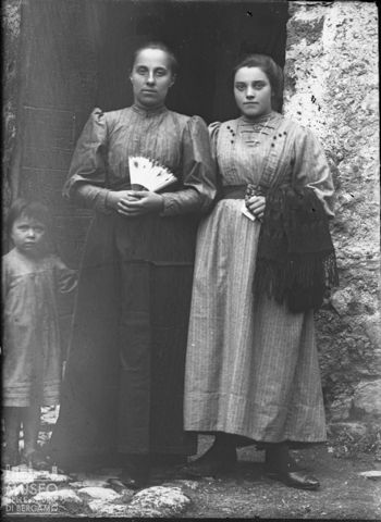Val Brembana. Ritratto di due donne