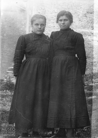 Piazza Brembana. Ritratto di due donne