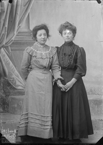 Piazza Brembana. Ritratto di due donne