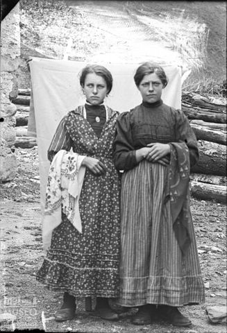 Val Brembana. Ritratto di due donne