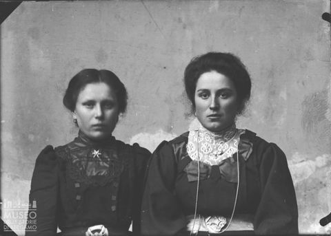 Piazza Brembana. Ritratto di due donne