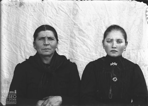 Val Brembana. Ritratto di due donne