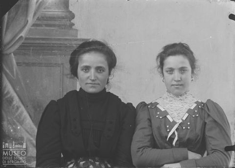 Piazza Brembana. Ritratto di due donne