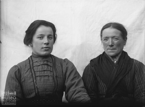 Val Brembana. Ritratto di due donne