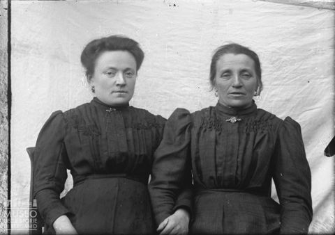 Val Brembana. Ritratto di due donne