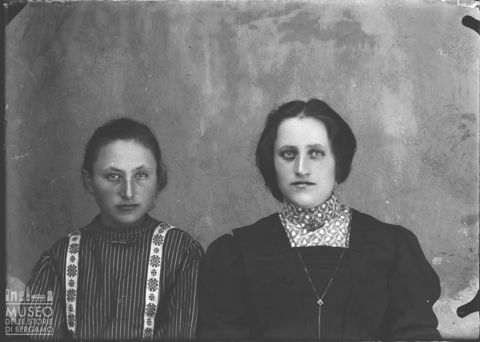 Piazza Brembana. Ritratto di due donne