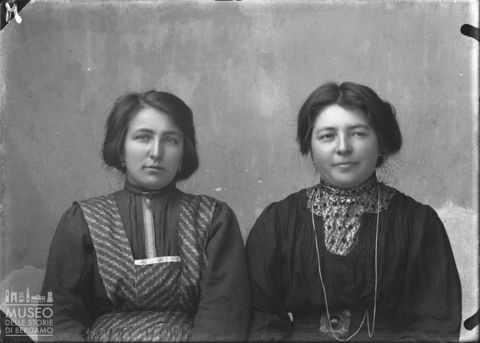Piazza Brembana. Ritratto di due donne