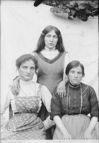 Val Brembana. Ritratto di tre donne
