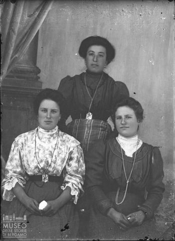 Piazza Brembana. Ritratto di tre donne