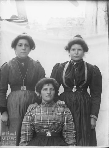 Carona. Ritratto di tre donne