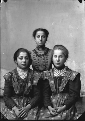 Piazza Brembana. Ritratto di tre giovani donne