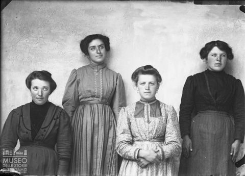Piazza Brembana. Ritratto di gruppo di donne