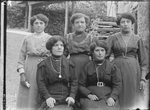Carona. Ritratto di gruppo di donne