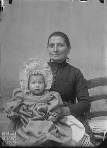 Val Brembana. Ritratto di donna con bambino