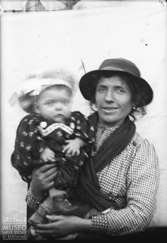 Val Brembana. Ritratto di donna con bambino