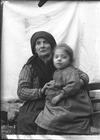 Piazzatorre. Ritratto di donna con bambino