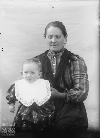 Val Brembana. Ritratto di donna con bambino