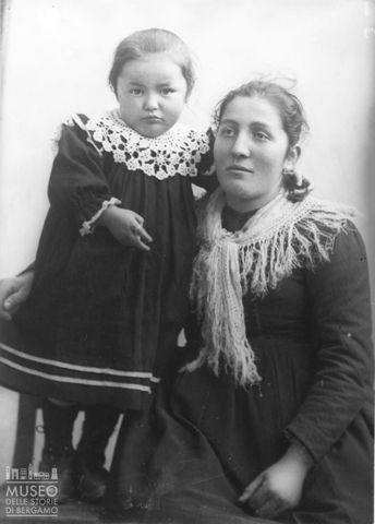 Val Brembana. Ritratto di donna con bambino