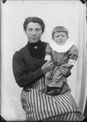 Val Brembana. Ritratto di donna con bambino