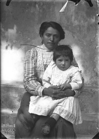 Piazza Brembana. Ritratto di donna con bambino