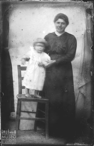 Val Brembana. Ritratto di donna con bambino