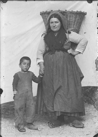 Val Brembana. Ritratto di donna con bambino