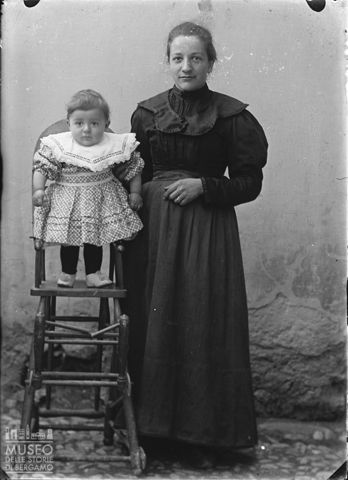 Val Brembana. Ritratto di donna con bambino