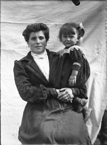 Val Brembana. Ritratto di donna con bambina