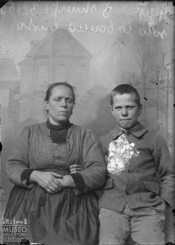Piazza Brembana. Ritratto di donna con bambino