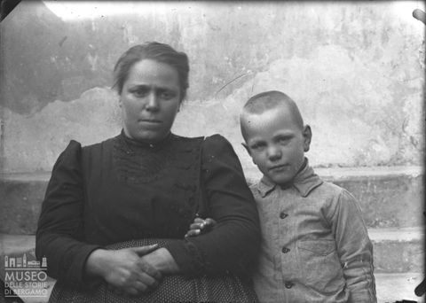 Piazza Brembana. Ritratto di donna con bambino