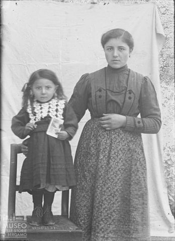 Val Brembana. Ritratto di donna con bambina