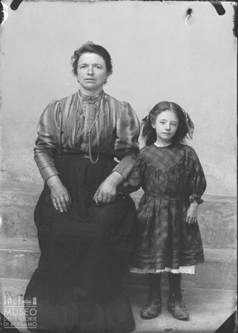 Piazza Brembana. Ritratto di donna con bambina
