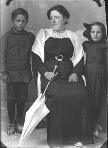 Piazza Brembana. Ritratto di donna con due bambini